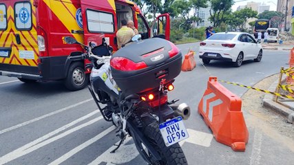 Porta de carro fica destruída após colisão com ônibus no Centro de Curitiba