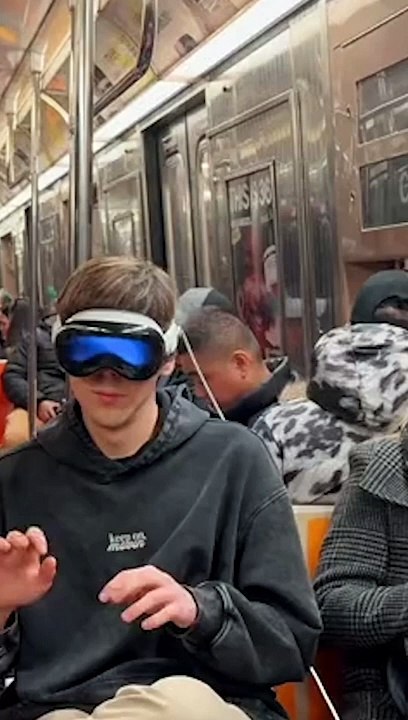 Pessoas viralizam ao usarem Apple Vision Pro fora de casa nos EUA #shorts