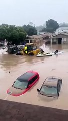 Les inondations ravagent la Californie, avec 38 millions de personnes recevant des alertes d'inondation et plus de 500 000 clients sans électricité. Los Angeles rapporte que 4 000 foyers et entreprises sont privés d'électricité.