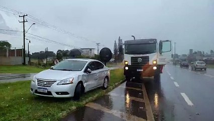 Carro e caminhão se envolvem em colisão na BR-277, em Cascavel