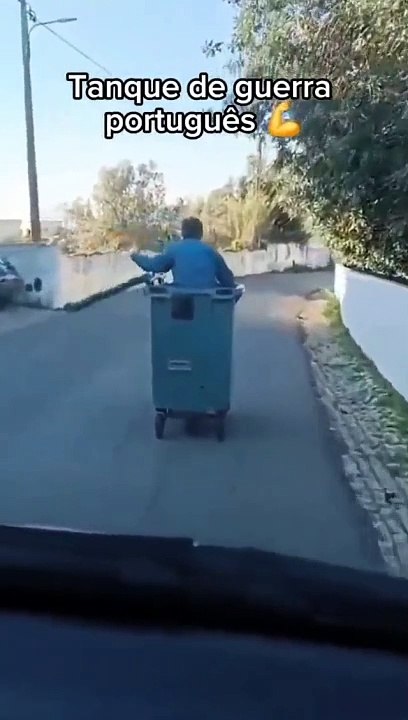 Contentor de lixo com vida prpria filmado a circular no Algarve