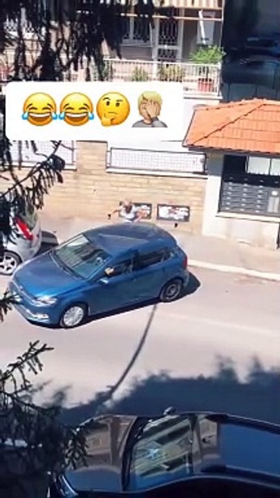 Esposa perdeu a pacincia com o marido durante uma manobra de estacionamento