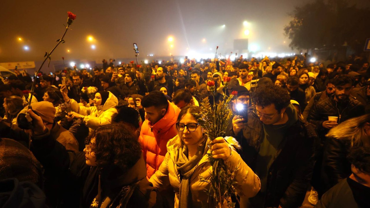 Can Atalay'ın Hatay halkına gönderdiği mektup, yapay zekâyla seslendirildi: Bugün bir enkazın önünden değil, bir hücrenin içinden sesleniyorum size; her gecenin sabahı, bu günlerin de sonu var!