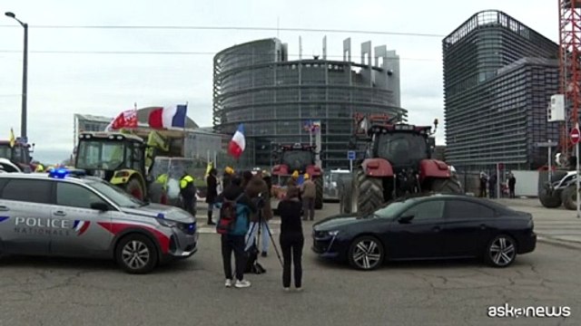 La protesta dei trattori a Strasburgo davanti al Parlamento europeo