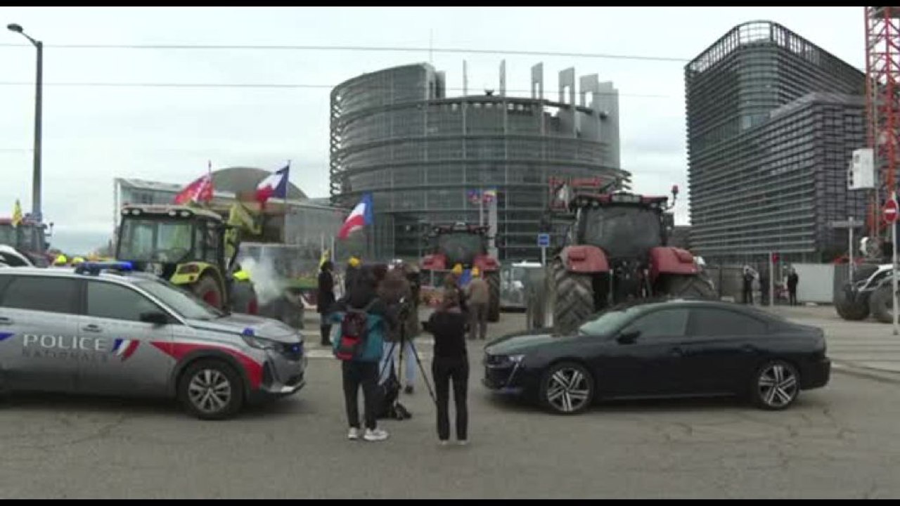 La protesta dei trattori a Strasburgo davanti al Parlamento europeo
