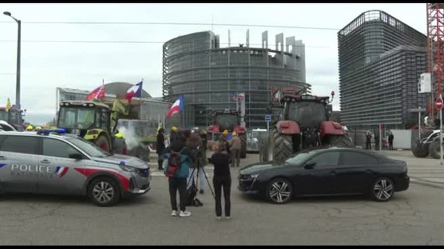 La protesta dei trattori a Strasburgo davanti al Parlamento europeo