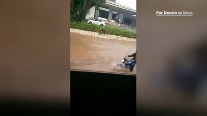 Chuva forte provoca alagamento no Anel Rodoviário