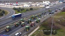 کشاورزان در اسپانیا با تراکتورهای خود جاده‌ها را مسدود کردند