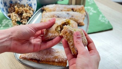 Casadielles fritas tradicionales, rellenas de nueces