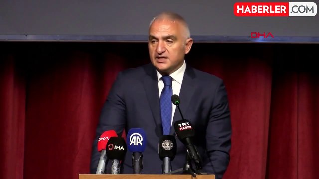 Bakan Ersoy, depremde yaşamını yitirenlerin mezarlarına karanfil bıraktı
