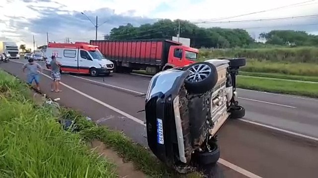 Condutor fica ferido após colisão contra picape e tombamento na PR-323 em Umuarama