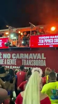 BNews Folia: Leo Santana sobe no trio e agita multidão no Pipoco