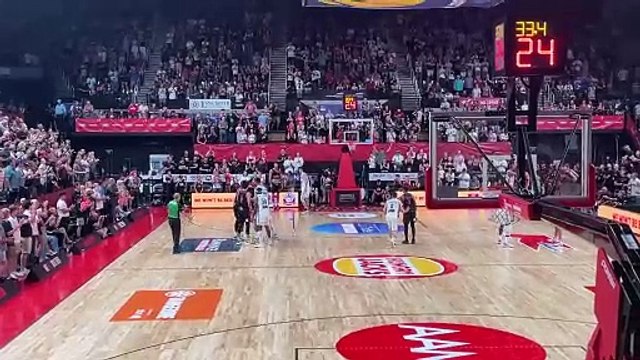 The 'Illawarra' chant that gave Hawks captain Harvey the chills