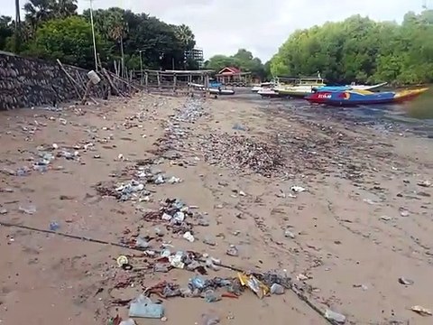 Sampah Berserak di Pantai Oesapa