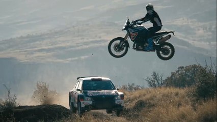 VÍDEO: el pique del día, con una moto de raids y un coche de rallys jugándosela en un cañón espectacular