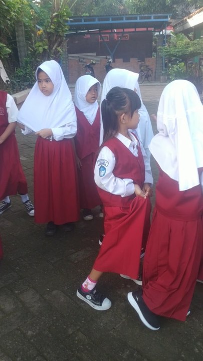VID_20240205_072602Anak anak berbaris untuk Mengikuti Jalannya upacara