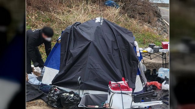 텐트 안에서 60대 2명 숨져... 일산화탄소 중독 추정 / YTN