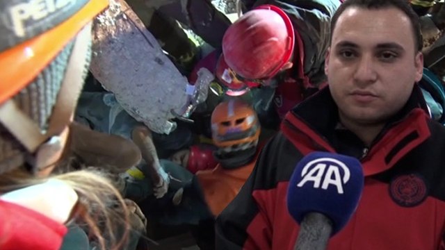 Enkazdan 88 saat sonra çıkarılan genç, kendisini kurtaran itfaiye ekibine katıldı