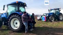 Un convoy de agricultores con tractores se agrupa a las afueras de Roma para sumarse a las protestas