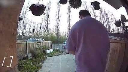 Kapının üstünden atlarken düşen adam kamerada