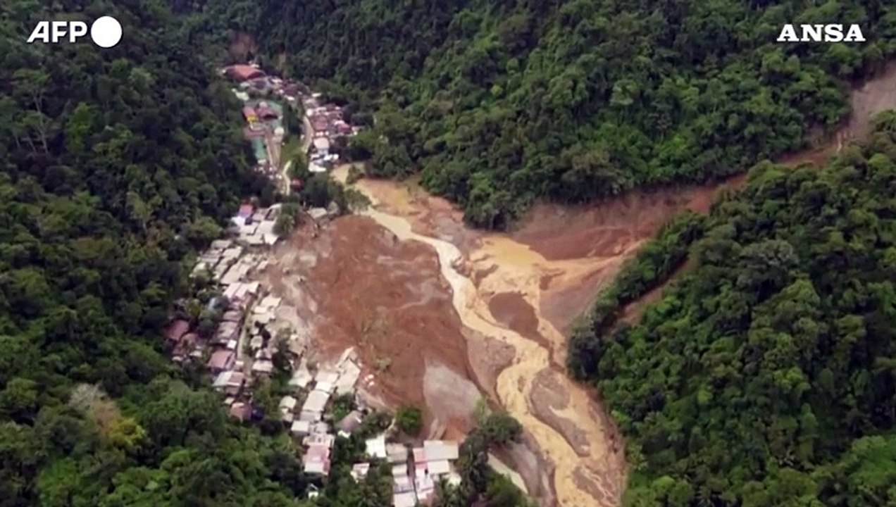 Frana travolge due autobus nel sud delle Filippine, almeno 5 vittime
