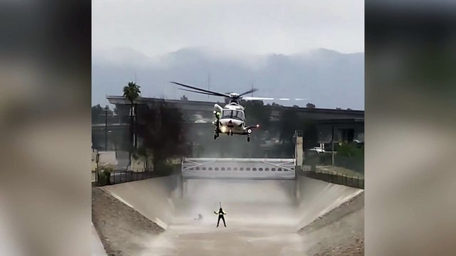 Los Angeles, si tuffa in acqua per salvare il cane: lo spettacolare salvataggio dal fiume in piena
