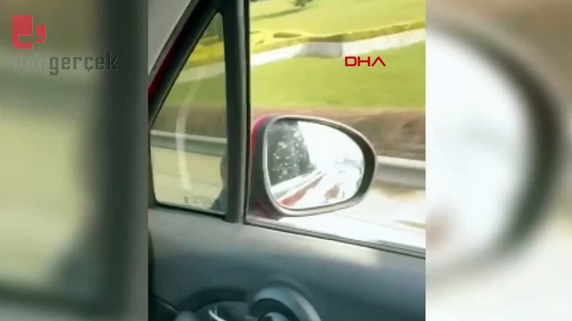 Motosikletli yolda arabaya saldırdı, kadın sürücüye küfretti