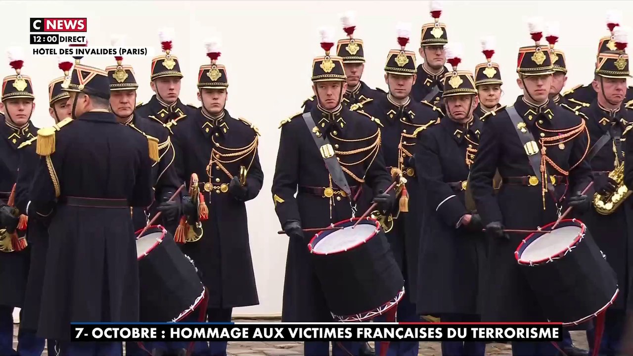 Hommage aux Français victimes du Hamas: Revoir l'arrivée émouvante des portraits des 42 victimes françaises de l'attaque du 7 octobre aux Invalides - VIDEO