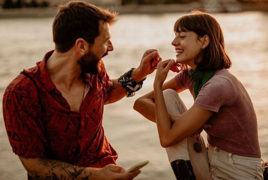 Finances et romance : un sondage dévoile la place de l’argent dans la séduction, côté masculin et féminin