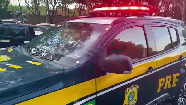 Caminhão carregado com R$1,4 milhão em cigarros paraguaios é interceptado pela PRF