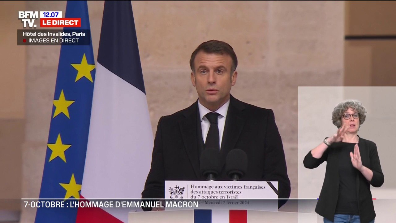 Hommage aux victimes françaises du 7 octobre: Emmanuel Macron évoque les "trois vies qui sont encore prisonnières", symbolisées par trois chaises vides