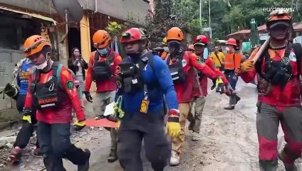 Tải video: مقتل سبعة أشخاص وإصابة العشرات في انهيار أرضي في جنوب الفلبين