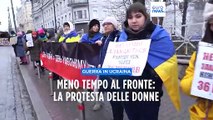 Militari al fronte per troppo tempo: le donne ucraine protestano davanti al Parlamento ucraino