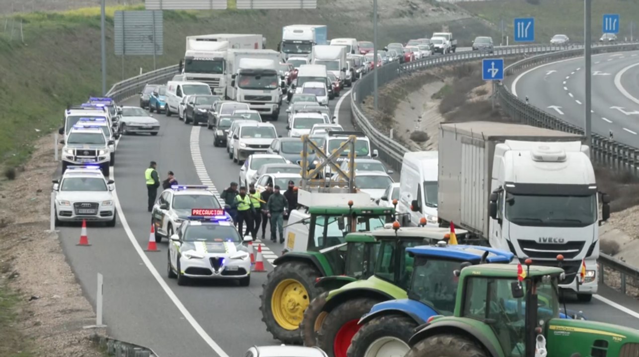 Los tractores cortan la A-42, a la altura de Illescas (Toledo)