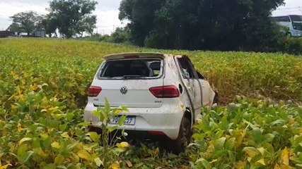Carro capota e vai parar em plantação, às margens da BR-277