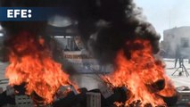 Los agricultores bloquean el acceso al puerto de Castellón y queman neumáticos