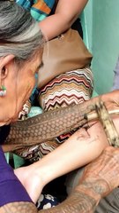 La plus vieille tatoueuse au monde