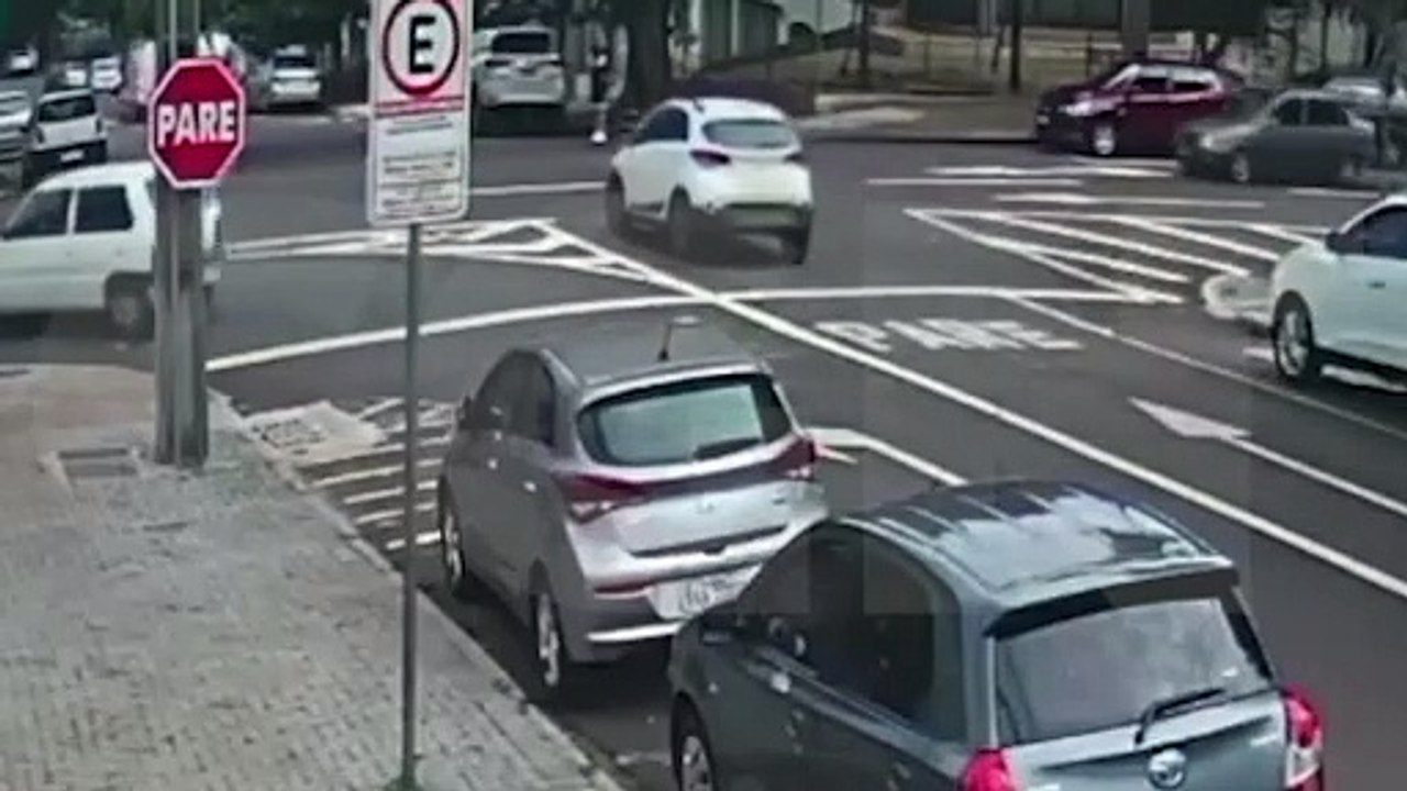 HB20 quase capota após furar preferencial em acidente no Centro