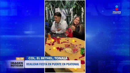 Arman la carnita asada arriba de un puente peatonal