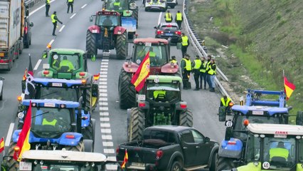 Tải video: Agricultores que cortan la A-4 en Manzanares pararán a las 16.00