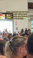 Jovem que viralizou ao filmar “crush” na missa recebe bênção do padre após conquistar pretendente