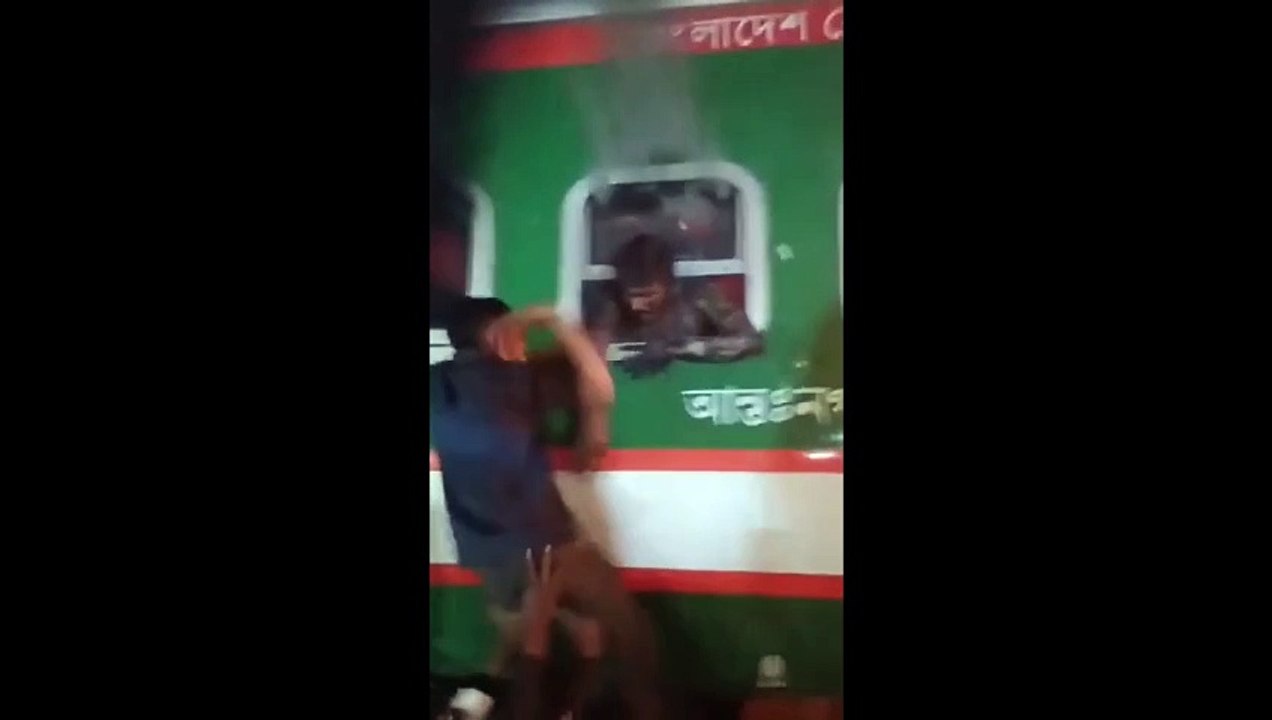 Lima orang tewas ketika kereta antar kota Benapole Express terbakar di Gopibagh, Bangladesh, menurut Dhaka Tribune.