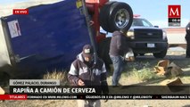 Se desata rapiña por volcadura de camión de cerveza en Gómez Palacio, Durango