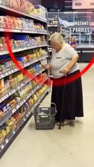Cet homme réalise un geste précieux pour une dame âgée dans un supermarché