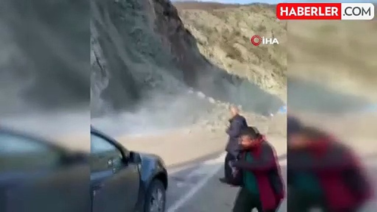 Artvin-Ardanuç karayolunda heyelan anı cep telefonu kamerasına yansıdı