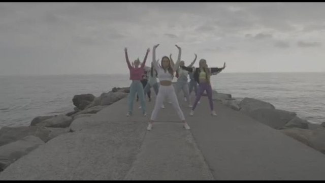 Sanremo, flashmob sulle note di Un ragazzo una ragazza dei The Kolors