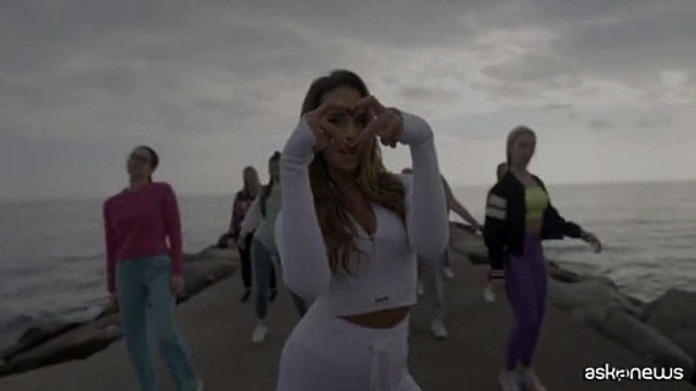 Sanremo, flashmob sulle note di Un ragazzo una ragazza dei The Kolors