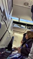 Kızına sürpriz yapmak için aynı koltuk sırasından bilet alan muzip baba ve kızının şahane tepkisi 