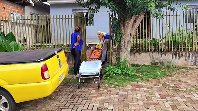 Mulher fica ferida ao cair de escada no Bairro Guarujá, em Cascavel