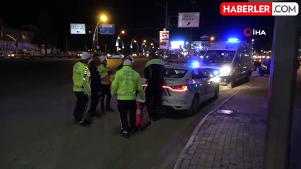 Otomobille çarpışan motokurye yaralandı